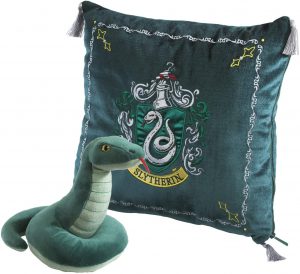 Peluche de cojín de Slytherin con serpiente de 34 cm de The Noble Collection - Los mejores peluches de las casas de Hogwarts - Peluches de Harry Potter